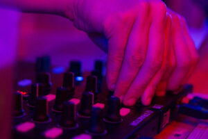 DJ