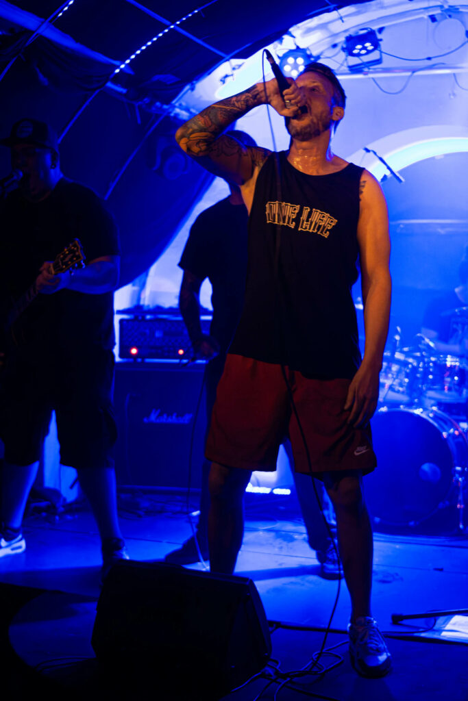 Tausend Löwen Unter Feinden