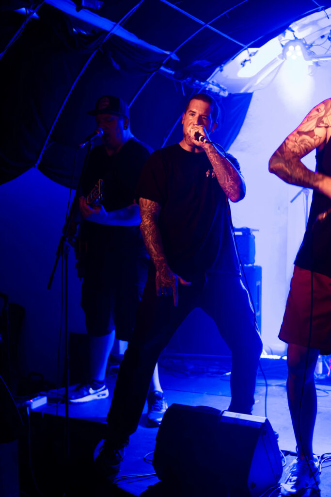 Tausend Löwen Unter Feinden