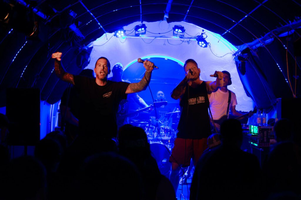 Tausend Löwen Unter Feinden