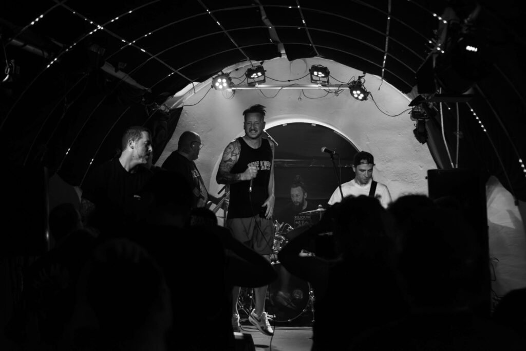 Tausend Löwen Unter Feinden